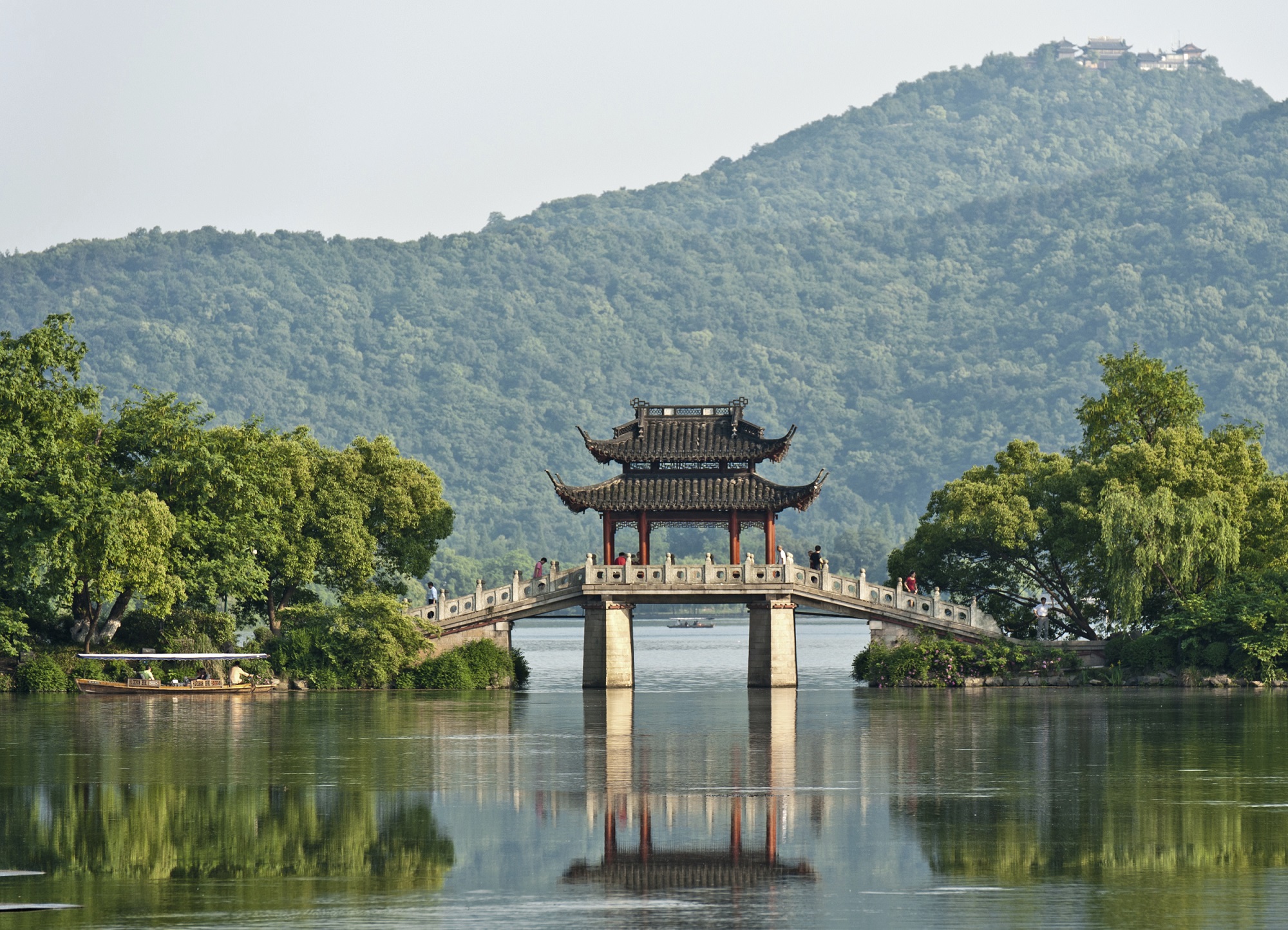 Hangzhou province. Чжэцзян Китай мост. Озеро Сиху в Китае. Ханчжоу озеро Сиху сломанный мост. Чжэцзян Китай горы.